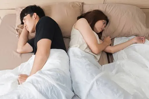 แฟนนอนหันหลังให้กัน