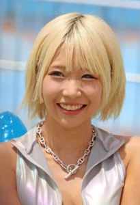 ดารา av alice otsu ผมทองยิ้มน่ารัก ใส่สร้อยเงิน
